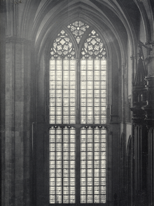 221750 Interieur van de Domkerk (Munsterkerkhof) te Utrecht: raam in het zuidertransept.N.B.: In 1912 is de straatnaam ...